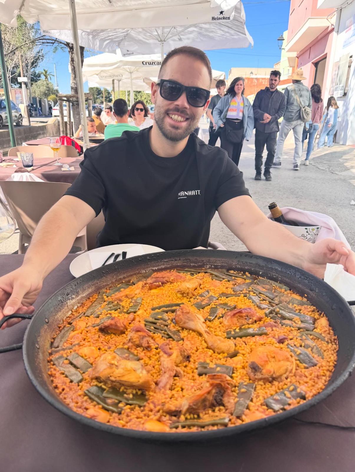 Maikel en una comida al aire libre